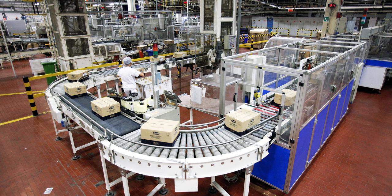 Linha de produção industrial automatizada com esteiras transportadoras