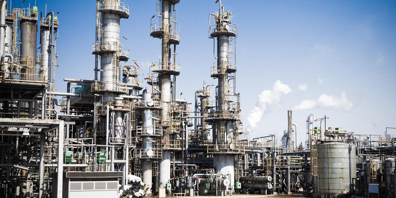 Unidade de processo petroquímico com torres de destilação e tubulações